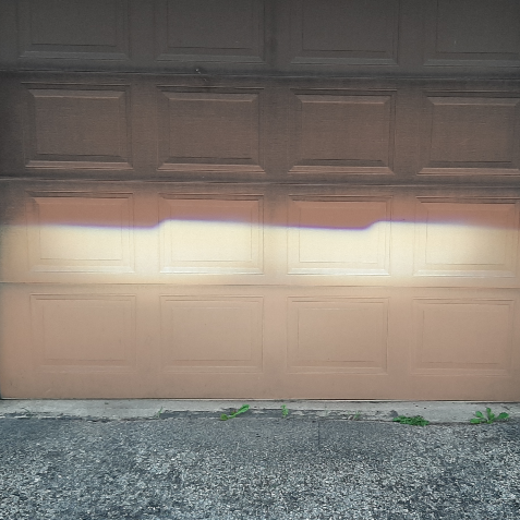 Demonstration of the sharp Oculus cut-off line on a garage door.